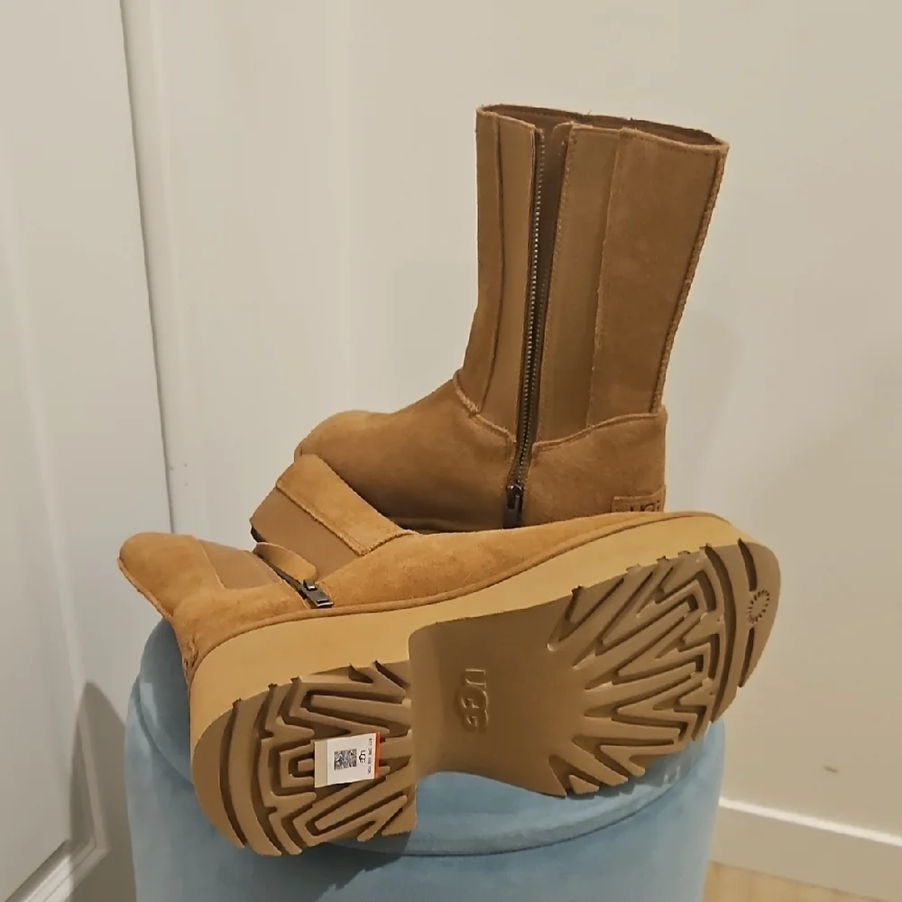 UGG Brown Platform Winter Boots - Picture 10 of 10